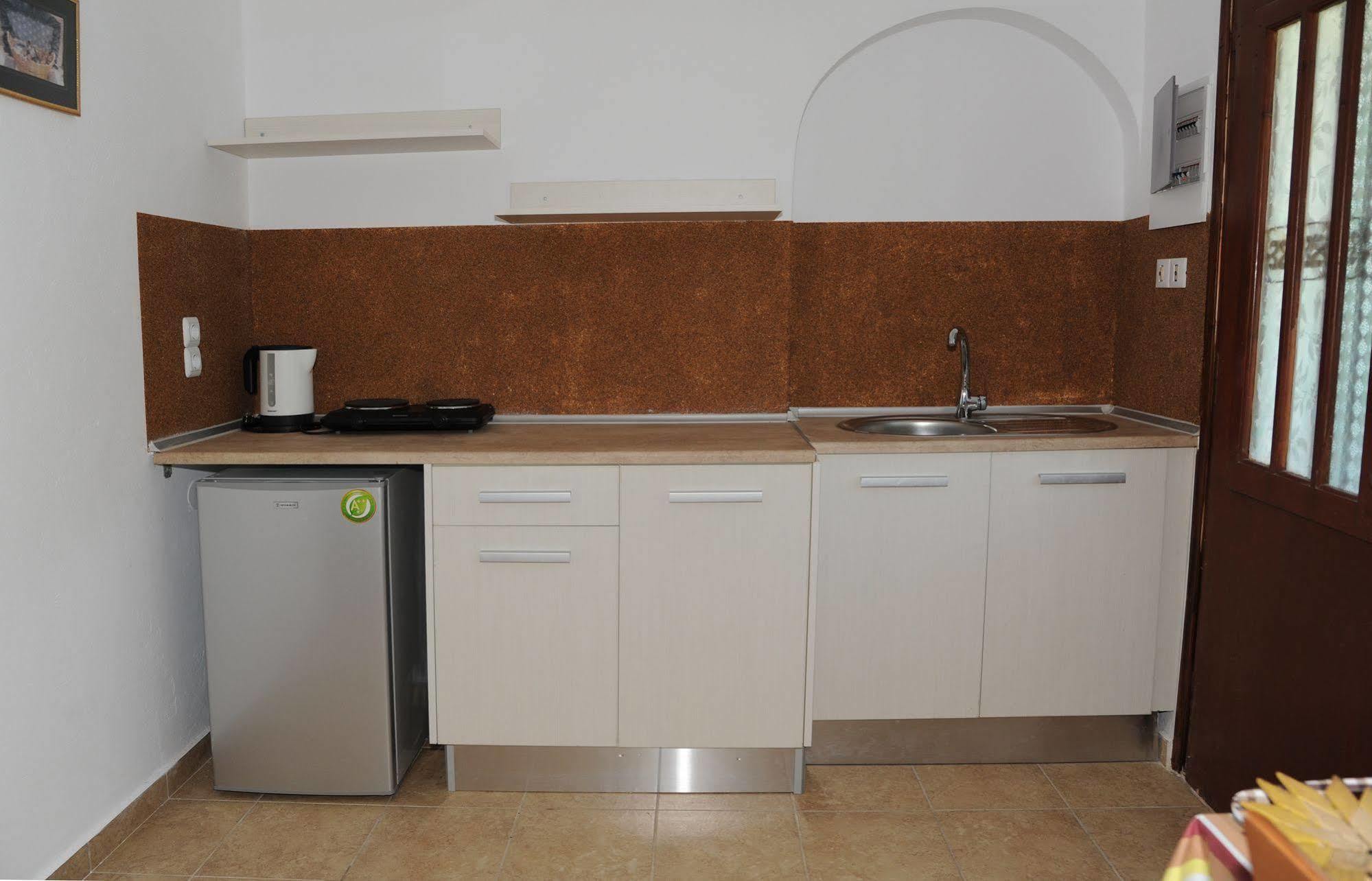 קאבוס Captains Studios & Apartments מראה חיצוני תמונה